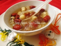 冰糖銀耳【白木耳】蓮子湯做法：‏怎麼做銀耳蓮子湯才好吃？低熱量又養生的養顏美容聖品！