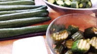 涼拌小黃料理食譜-自製健康涼拌小黃瓜做法料理:涼拌小黃瓜衛生清涼開胃!