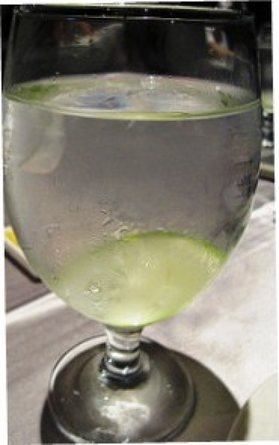 檸檬水食譜-自製養生料理檸檬鹽水做法:檸檬鹽水排宿便腸道變乾淨!